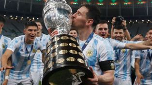 El capitán Lionel Messi besa la Copa América en Brasil 2021. El rosarino condujo al título a la albiceleste después de 28 años.