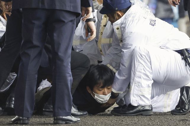 Atrapado. El joven que lanzó una bomba y tenía otra encima estuvo a metros de Kishida.&nbsp;