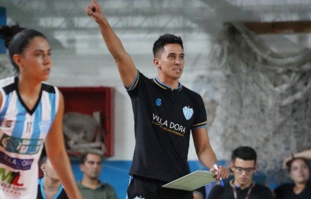 Alejandro Altamirano es el entrenador en jefe del plantel femenino de Villa Dora.