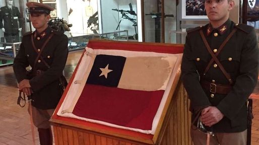 Macri le devuelve a Chile una bandera capturada en 1965