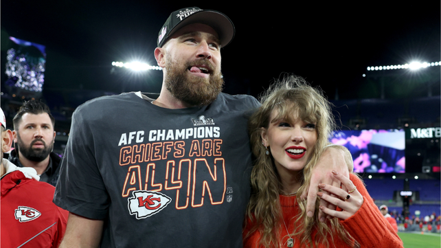 Tras la victoria de los Kansas City Chiefs, Taylor Swift festejó el triunfo junto a su pareja Travis Kelce, quien buscará su tercer título de Super Bowl.