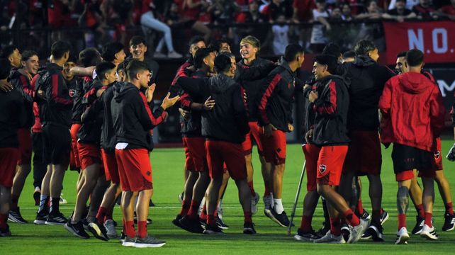 Los jugadores de Newells se prendieron a los cánticos de los hinchas en el banderazo.