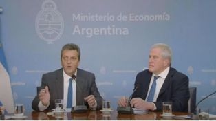 Los ministros de Economía, Sergio Massa, y de Educación, Jaime Perczyk, comunicando la medida.
