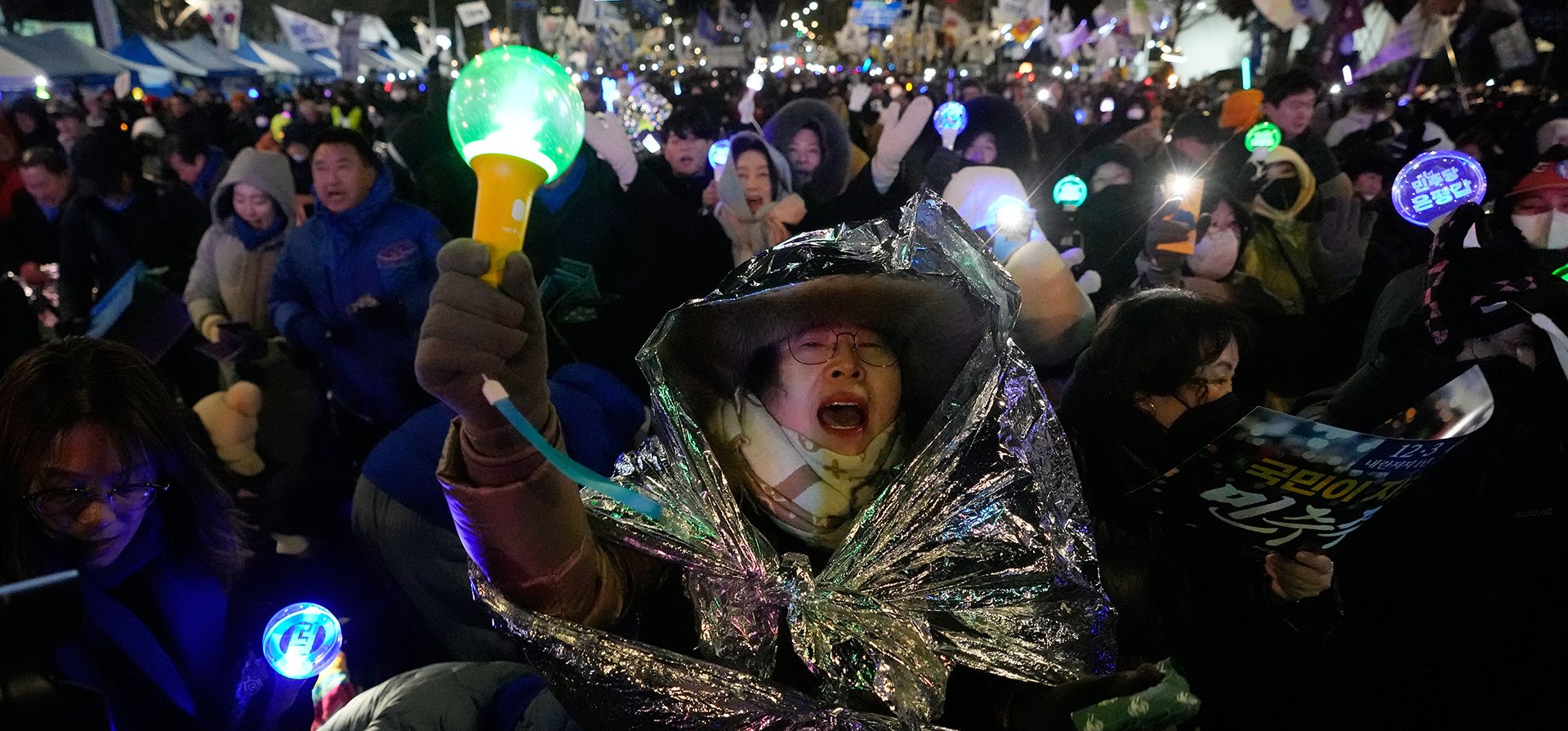 La gente se manifiesta para conmemorar el primer aniversario de la crisis de la ley marcial frente a la Asamblea Nacional en Seúl, Corea del Sur, el miércoles 3 de diciembre de 2025. (Foto AP/Ahn Young-joo) La gente se manifiesta para conmemorar el primer aniversario de la crisis de la ley marcial frente a la Asamblea Nacional en Seúl, Corea del Sur, el miércoles 3 de diciembre de 2025. (Foto AP/Ahn Young-joo)