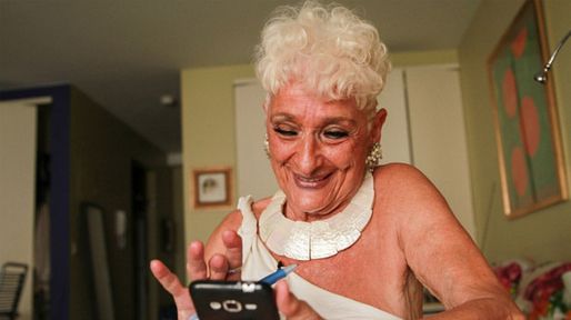 Tiene 83 años, es un éxito en Tinder y ya tuvo citas con más de 50 hombres