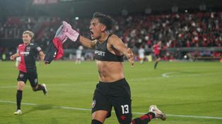 El pibe Facundo Guch explota luego de asegurar el triunfo de Newells ante Atlético Tucumán sobre el final.