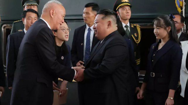 Kim Ju-ae aguarda detrás de su padre