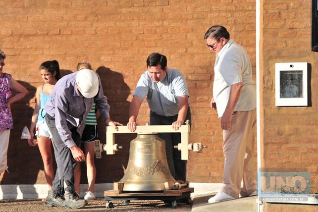 La iglesia Santa Lucía concretó un viejo proyecto y tendrá su campanario