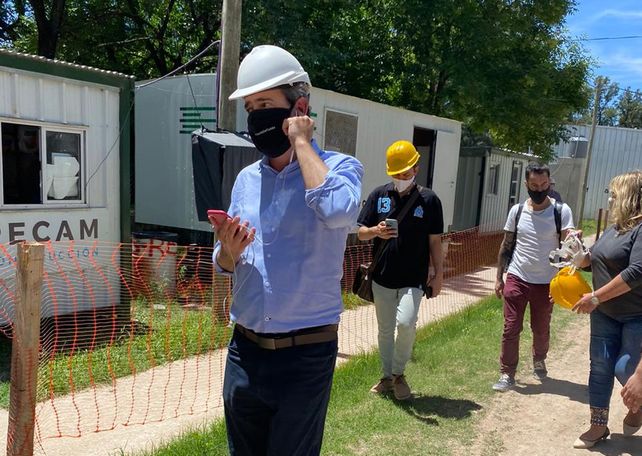 El intendente Pablo Javkin durante su recorrida este miércoles por distintas obras junto al gobernador Omar Perotti.