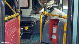 Así quedó el ómnibus tras el ataque agresivo del vendedor ambulante.