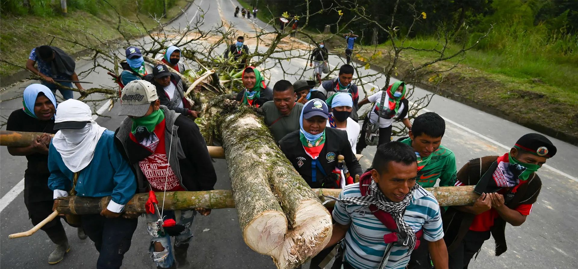 Piendamó, Colombia. Indígenas realizan una manifestación bloqueando la carretera Panamericana para exigir derechos a la tierra y mejor salud y educación. Fotografía: Joaquín Sarmiento/AFP/Getty Images Piendamó, Colombia. Indígenas realizan una manifestación bloqueando la carretera Panamericana para exigir derechos a la tierra y mejor salud y educación. Fotografía: Joaquín Sarmiento/AFP/Getty Images