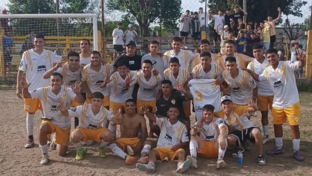Golearon los papales. Pablo VI goleó a Newells y sigue en la cima de la Primera A de la Asociación Rosarina de Fútbol.