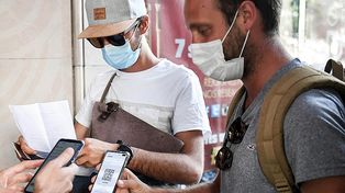 Luego de superar los 100.000 casos diarios de Covid-19, Francia impuso tres días de teletrabajo a la semana, restricciones y endurecimiento de pase sanitario