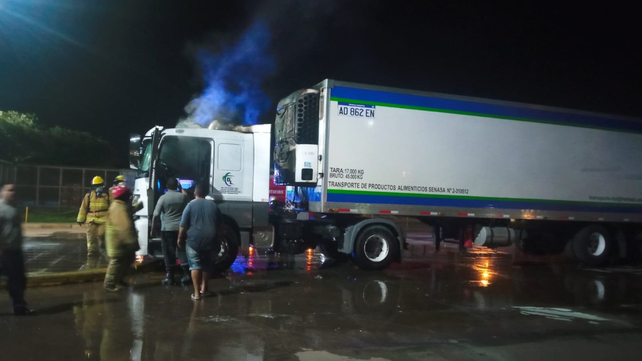 El camión incendiado anoche en un playón del Frigorífico Swift en Villa Gobernador Gálvez.&nbsp;