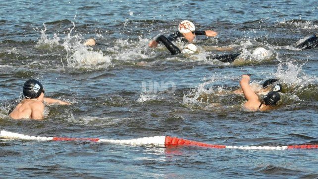 Arrancó la competencia Sudamericana de aguas abiertas en el balneario de la ciudad de Santo Tomé.