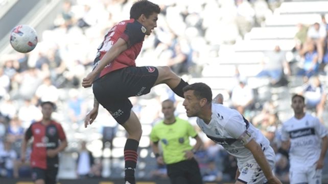 Tarde torcida. El ingresado Garro intenta progresar y pierde con Licht. Newell’s terminó confundido.