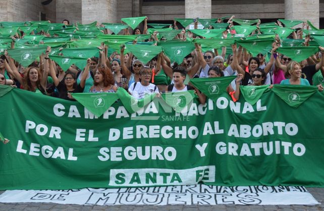 Harán un pañuelazo en la Legislatura por el aborto legal