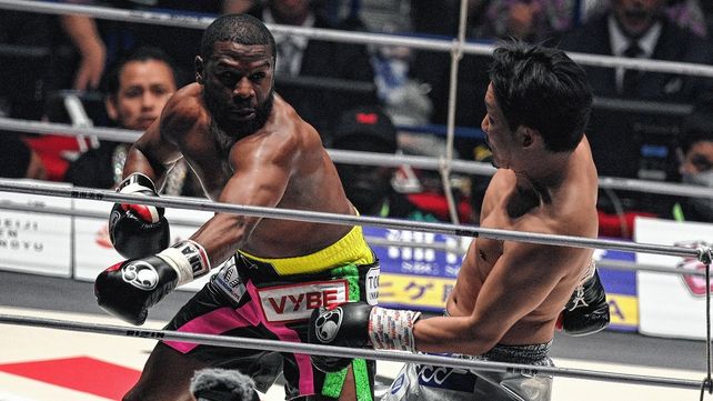 Floyd Mayweather ganó por nocaut en el segundo round una pelea de exhibición en Japón.