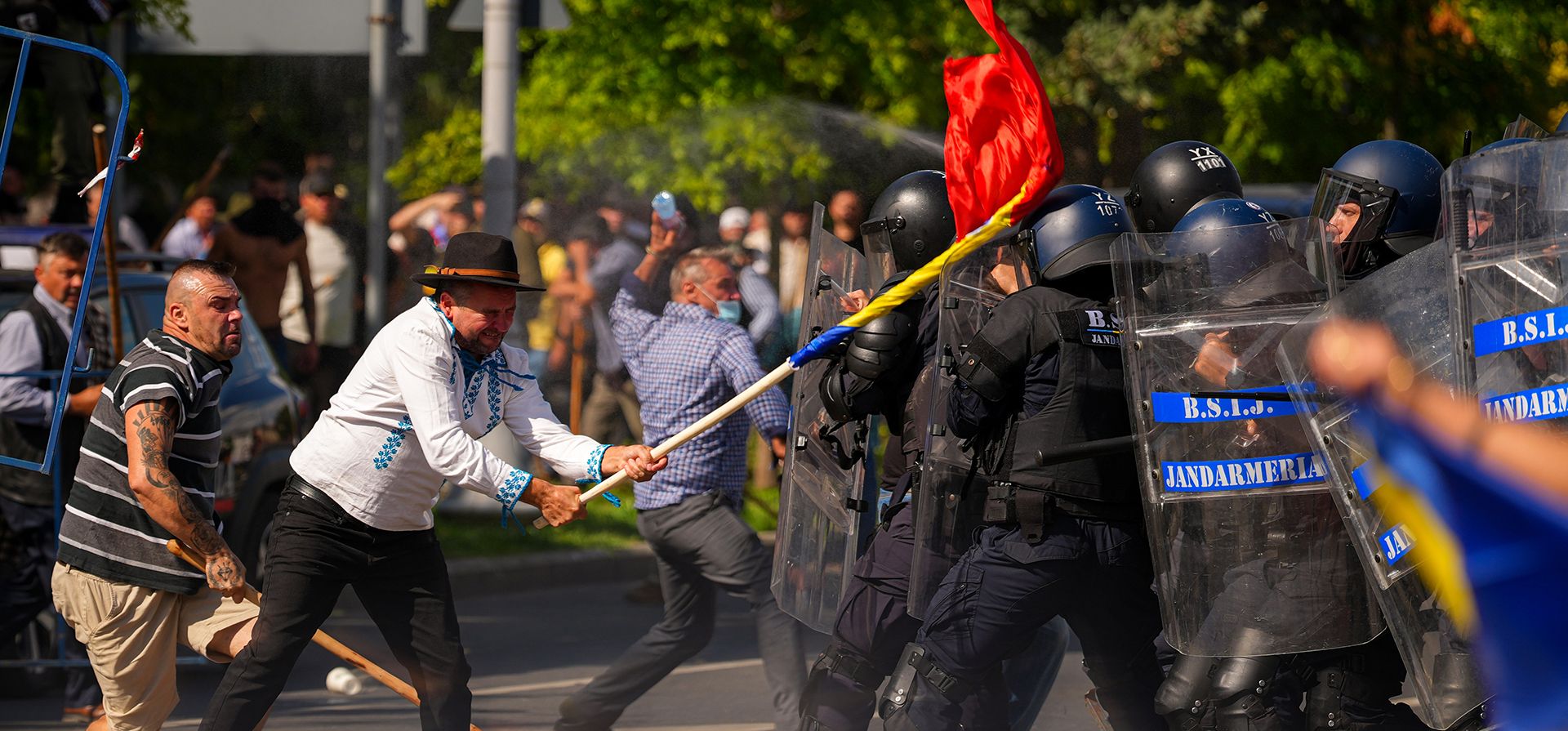 Manifestantes se pelean con la policía antidisturbios durante una protesta de agricultores en Bucarest, Rumania, el martes 15 de septiembre de 2026. (Foto AP/Vadim Ghirda)