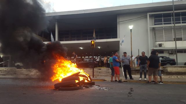 Protesta de taxistas con quema de cubiertas frente a la Terminal de Ómnibus