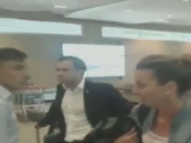 Una señora increpó a Diego Ceballos en el aeropuerto