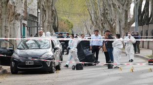 Personal de la AIC realiza las pesquisas luego del crimen del policía frente a la sede de la dependencia policial.&nbsp;