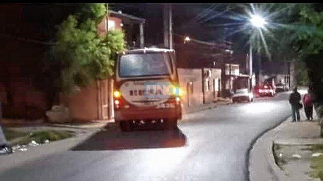 Medidas extremas: colectivo rompió la punta de eje y casi se mete en una casa
