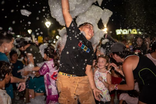 El carnaval a puro ritmo y espuma se adueñó el sábado de Granadero Baigorria