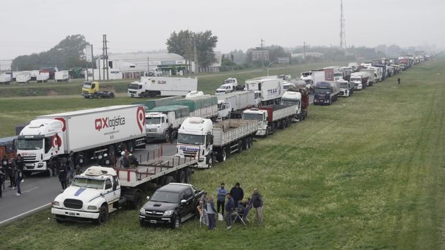 El corte de tránsito en Autopista a Buenos Aires y A 012. Estaba interrumpido el paso en el carril que viene a Rosario.&nbsp;