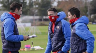 Kily González fue presentado ante los jugadores y condujo la primera práctica como DT tatengue.