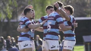 El festejo de los jugadores de Atlético del Rosario, en el gran triunfo sobre Belgrano, en el Top12 de la Urba.