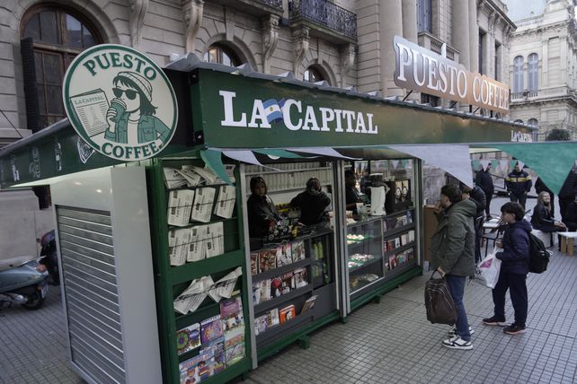Un kiosco con nueva vida: en Rosario abrió el primer puesto de diarios que suma cafetería