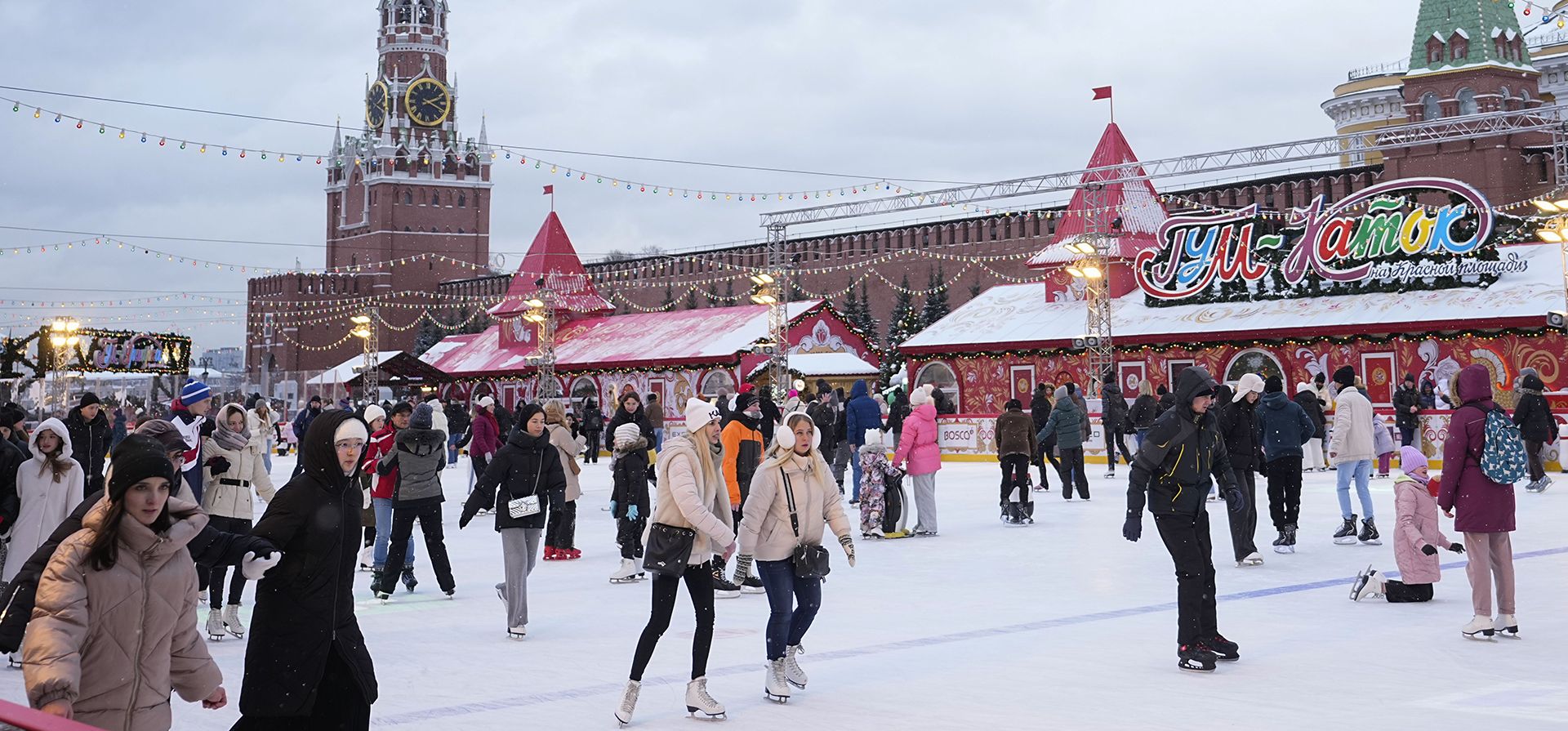 La gente patina en una pista de hielo instalada en la Plaza Roja de Moscú, Rusia, el jueves 12 de diciembre de 2024. (Foto AP/Pavel Bednyakov) La gente patina en una pista de hielo instalada en la Plaza Roja de Moscú, Rusia, el jueves 12 de diciembre de 2024. (Foto AP/Pavel Bednyakov)