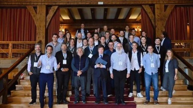 El presidente participó del Foro Llao Llao ante empresarios y líderes.