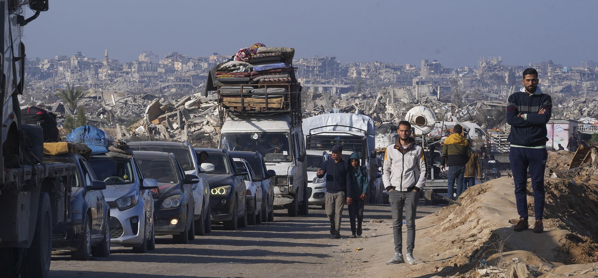 Palestinos desplazados, que viajan en vehículos, esperan para cruzar un puesto de control de seguridad en el corredor Netzarim mientras se dirigen desde el centro de Gaza al norte de la Franja de Gaza, el martes 18 de febrero de 2025. (Foto AP/Abdel Kareem Hana) Palestinos desplazados, que viajan en vehículos, esperan para cruzar un puesto de control de seguridad en el corredor Netzarim mientras se dirigen desde el centro de Gaza al norte de la Franja de Gaza, el martes 18 de febrero de 2025. (Foto AP/Abdel Kareem Hana)