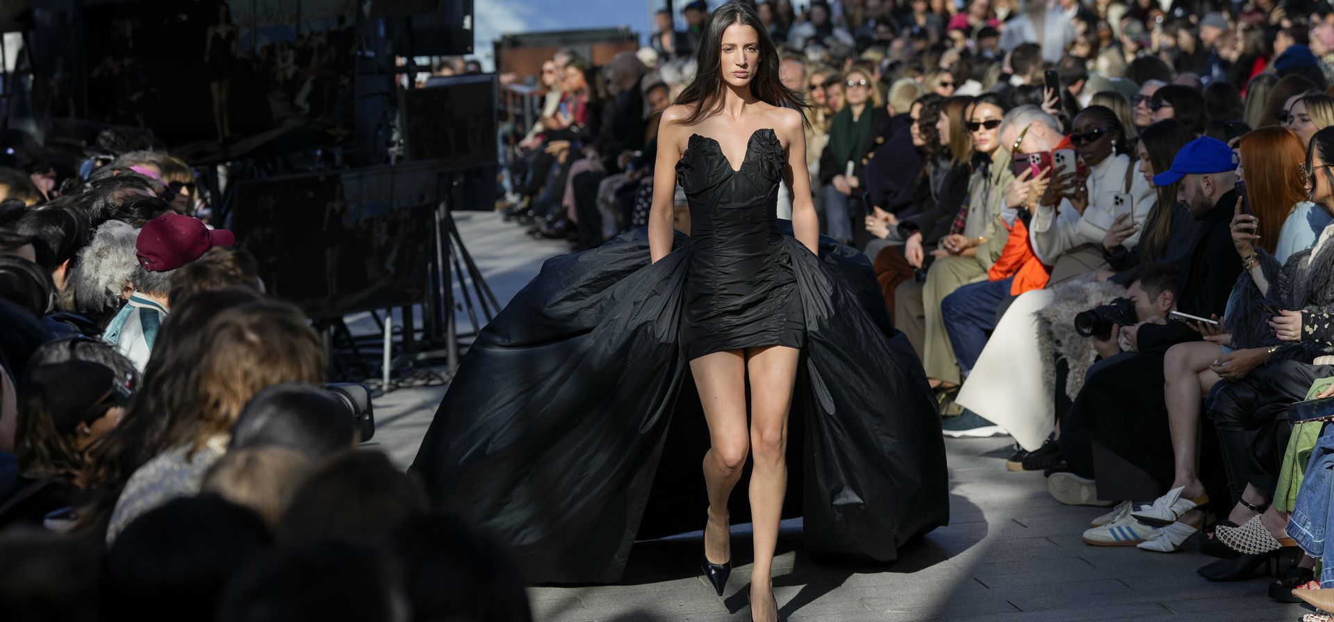 Una modelo luce una creación como parte de la colección prêt-à-porter Otoño/Invierno 2024-2025 de Stella McCartney presentada el lunes 4 de marzo de 2024 en París. (Foto de Scott A. Garfitt/Invision/AP Una modelo luce una creación como parte de la colección prêt-à-porter Otoño/Invierno 2024-2025 de Stella McCartney presentada el lunes 4 de marzo de 2024 en París. (Foto de Scott A. Garfitt/Invision/AP