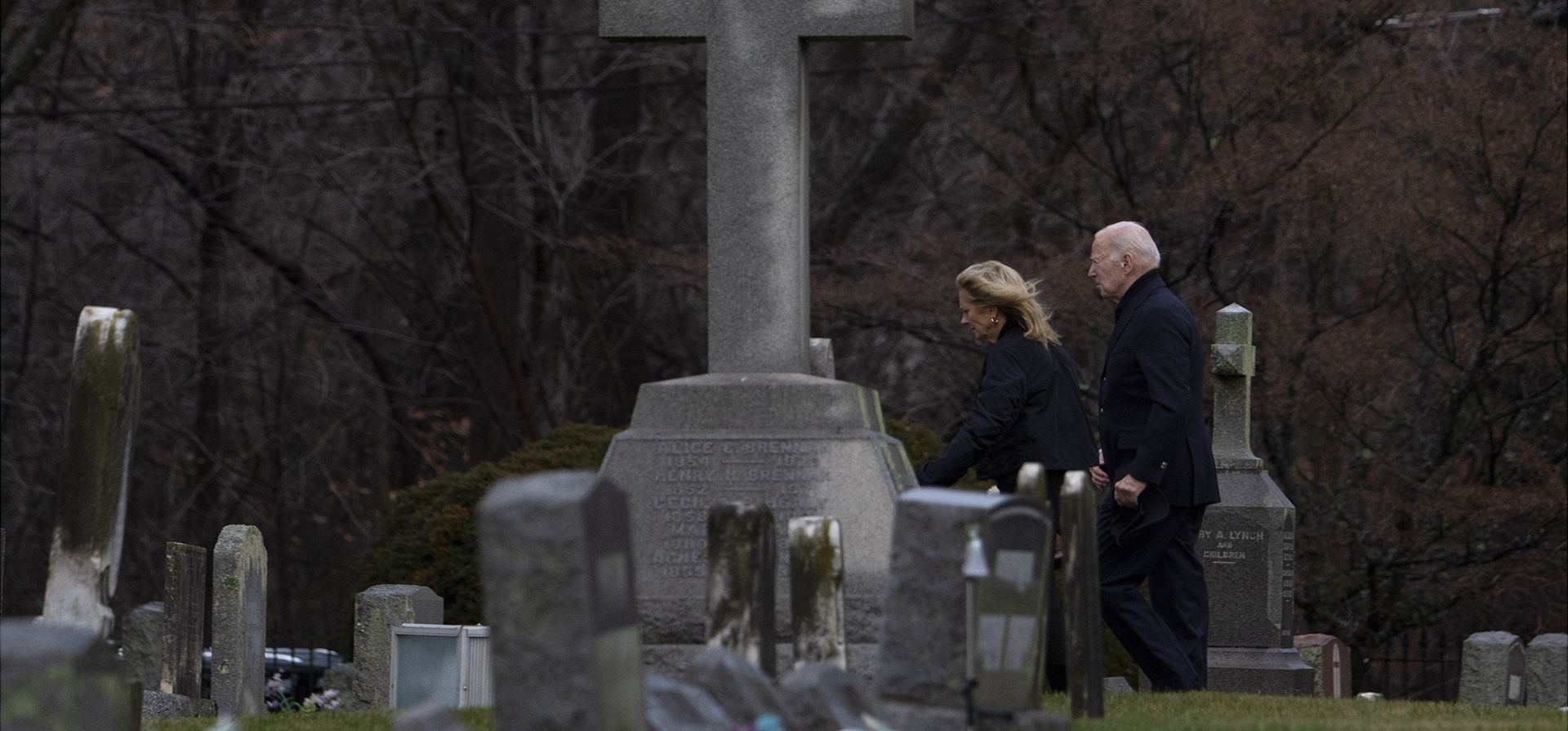 El presidente Joe Biden y la primera dama Jill Biden caminan entre lápidas cuando llegan a St. Joseph en la iglesia católica Brandywine en Wilmington, Delaware, el lunes 18 de diciembre de 2023. El lunes se cumple el 51º aniversario del accidente automovilístico donde murió su primera esposa, Neilia Hunter Biden, y su hija Naomi, de 13 meses. (Foto AP/Manuel Balce Ceneta) El presidente Joe Biden y la primera dama Jill Biden caminan entre lápidas cuando llegan a St. Joseph en la iglesia católica Brandywine en Wilmington, Delaware, el lunes 18 de diciembre de 2023. El lunes se cumple el 51º aniversario del accidente automovilístico donde murió su primera esposa, Neilia Hunter Biden, y su hija Naomi, de 13 meses. (Foto AP/Manuel Balce Ceneta)