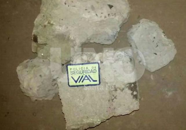 Detuvieron a dos jóvenes que colocaban piedras en la autopista