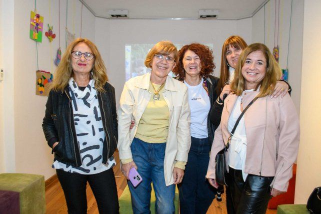 Adriana Sabbioni, Maripai Pistlli, Claudia Bauk, Patricia Dulcich y  Ana Martín.  
