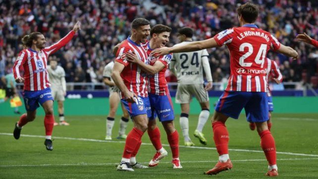 Los jugadores del Atlético celebran el gol de Julián Álvarez.