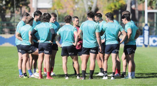 El rosarino Nico Vergallo habla con los backs de Pampas en la previa al choque con Selknam.