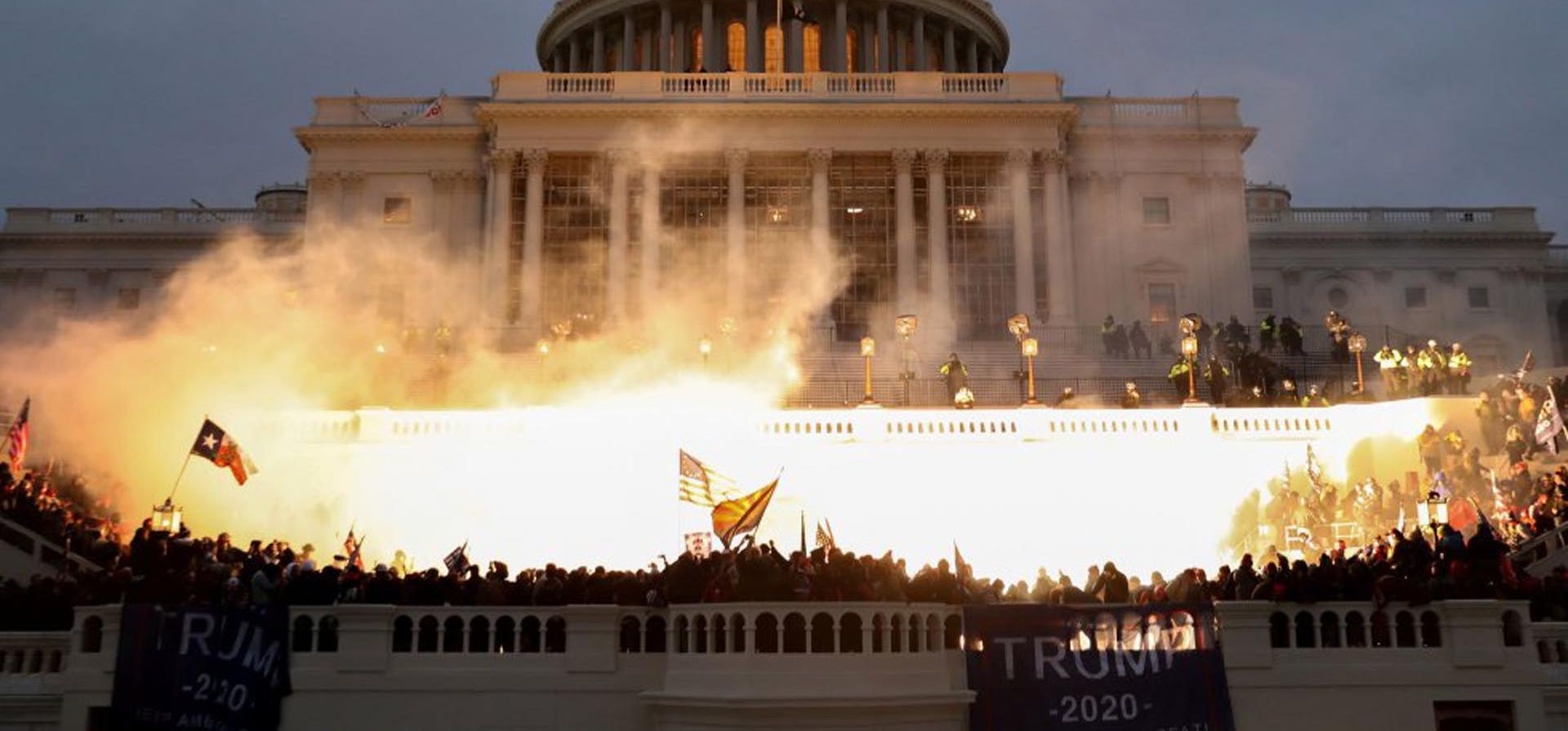 El 6 de enero dejó una imagen para la historia: el asalto al Capitolio por parte de partidarios de Donald Trump disconformes con la victoria de Joe Biden en las elecciones. Una explosión causada por una munición policial marcó el inicio de la revuelta en el Congreso de Estados Unidos. Foto: Reuters