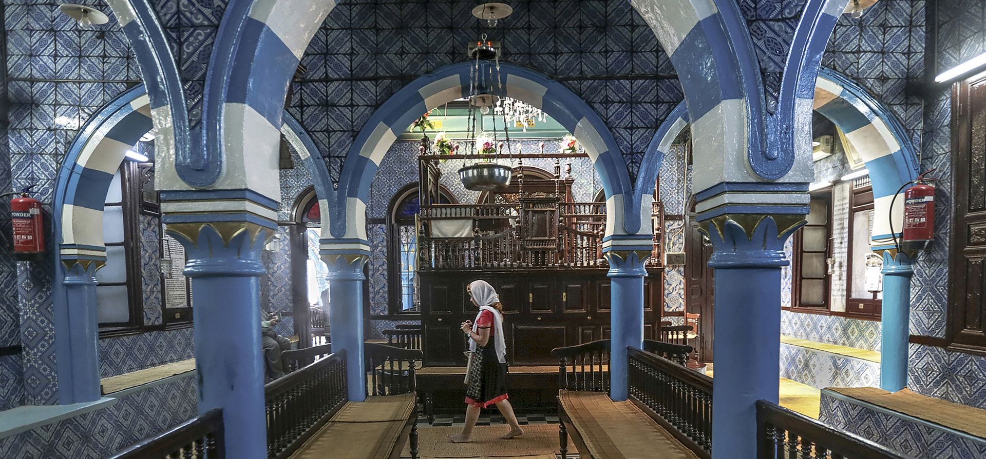 Una turista visita La Ghriba, la sinagoga más antigua de África, en la isla de Djerba, en el sur de Túnez. (AP Foto/Mosa