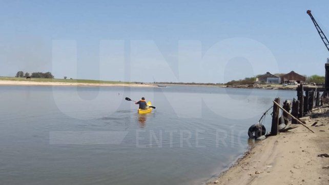 Diego Aubry, el maestro que recorrió 100 kilómetros en piragua en busca de alumnos para su escuela flotante
