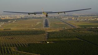 El primer avión propulsado únicamente por energía solar cruzó con éxito el océano Atlántico