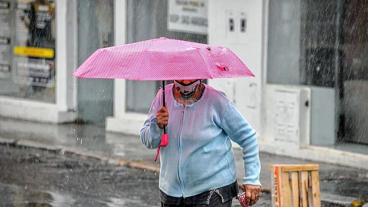 Lluvias en Paraná: asisten a tres familias por anegamientos