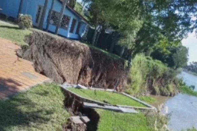 La fuerza de las aguas socavó la barranca en el terreno de la casa de Alejandro Fantino en Sauce Viejo.&nbsp;