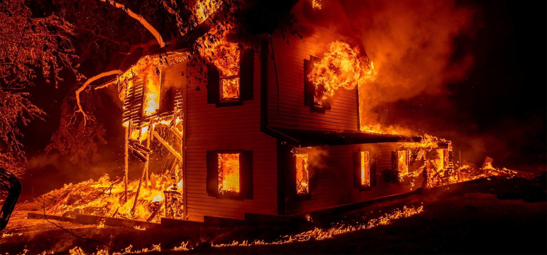 Una casa arde en Jeters Road cuando el incendio de Dixie salta la autopista 395 al sur de Janesville, California, el lunes 16 de agosto de 2021. Foto: AP