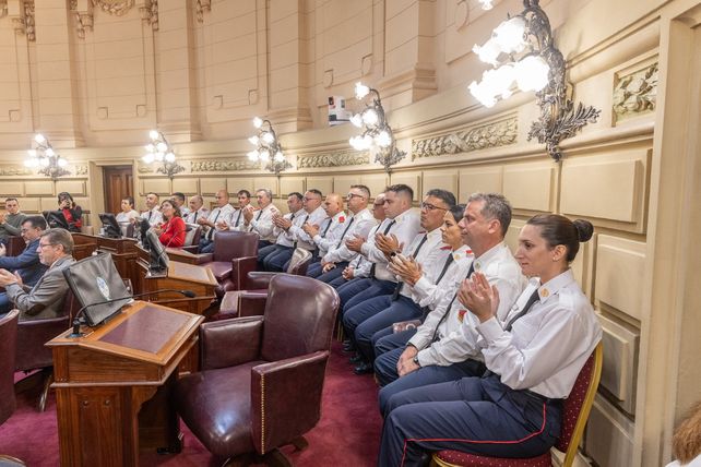 Bomberos voluntarios fueron reconocidos en el Senado por su participación como rescatistas en Venezuela
