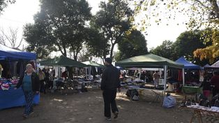La Saladita local funciona en la plaza Homero Manzi (Salvá al 6000), en la zona sur, con más de 1000 puesteros.